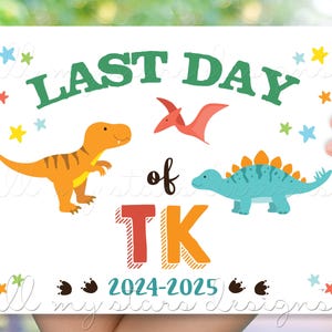 Puede incluir: Un letrero blanco con las palabras "LAST DAY of TK 2024-2025" en verde, rojo y naranja. El letrero presenta dinosaurios de dibujos animados en naranja, rojo y azul, junto con estrellas de colores.