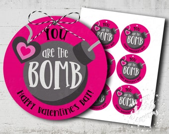 Puede incluir: Etiquetas de regalo de San Valentín rosas y grises con el texto "You are the BOMB! Happy Valentine's Day!" y una bomba de dibujos animados con un corazón en la parte superior.