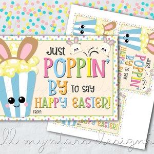 Può includere: Bigliettini regalo a tema pasquale con un design di popcorn e coniglietto. I bigliettini recitano "Just Poppin' By to Say Happy Easter!" in lettere colorate. Il contenitore per popcorn è a righe blu e bianche, con orecchie da coniglio.