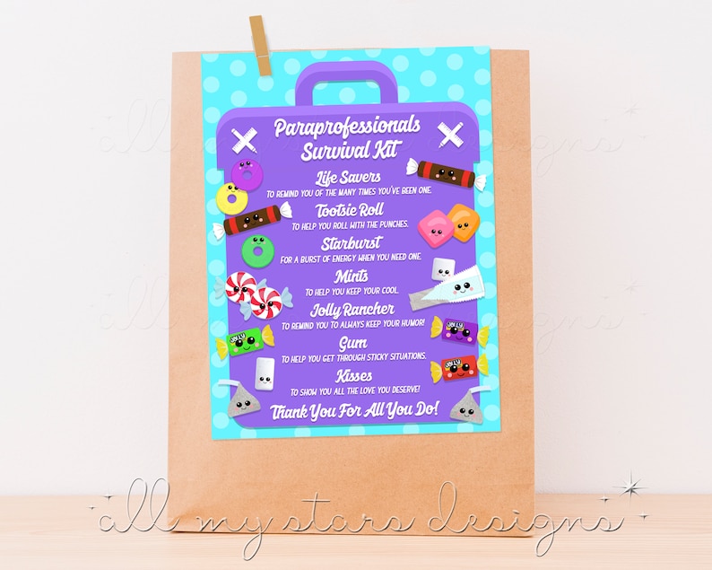 Może przedstawiać: Fioletowy znak w kształcie walizki z napisem "Paraprofessionals Survival Kit" i listą słodyczy. Słodycze obejmują Life Savers, Tootsie Rolls, Starbursts, Mints, Jolly Ranchers, Gum i Kisses. Znak znajduje się na jasnoniebieskim tle w kropki.