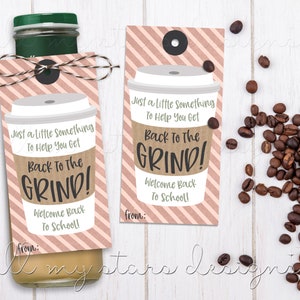 Puede incluir: Una etiqueta de regalo a rayas rosa y marrón con un gráfico de taza de café y el texto "Just a little something to help you get back to the grind! Welcome back to school!"
