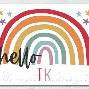 Puede incluir: Un arcoíris colorido con un arco rojo, naranja, amarillo, verde, azul y morado. El arcoíris tiene la palabra "hello" escrita en cursiva negra debajo. El texto "TK" está escrito en rojo y negro debajo de la palabra "hello". Hay pequeñas estrellas moradas, amarillas y azules dispersas alrededor del arcoíris.