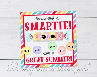 Puede incluir: Una tarjeta cuadrada con borde rojo y bordes a rayas arcoíris. La tarjeta presenta un rollo de caramelos Smarties de dibujos animados y caramelos sonrientes. El texto dice: "You're such a SMARTIE! Have a GREAT SUMMER!"
