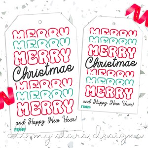 Op de afbeelding: Twee witte cadeau-etiketten met rode en groene tekst die "Merry Christmas" en "Merry" meerdere keren herhaalt. De tekst is in een retro, bubbelvormig lettertype. De etiketten bevatten ook de tekst "en een gelukkig nieuwjaar!" en "Van:"