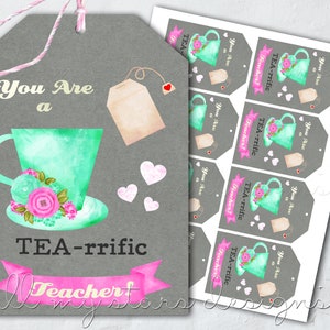 Puede incluir: Una etiqueta de regalo gris con una cinta rosa y el texto "You Are a TEA-rrific Teacher!" La etiqueta presenta una ilustración de acuarela de una taza de té de color turquesa con flores rosas.
