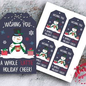 AFDRUKBAAR Ik wens je een hele "Latte" vakantie-cheer! Koffie cadeaukaartje | Rode kerstkoffiekop | Geheim kerstcadeau | Sneeuwpop | Vakantielabel