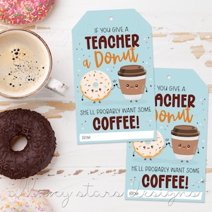 Puede incluir: Dos etiquetas de regalo azules con un diseño de dibujos animados de donut y taza de café. El texto en las etiquetas dice "Si le das un donut a un maestro, probablemente querrá café!" y "Si le das un donut a un maestro, probablemente querrá café!"