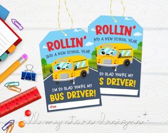 Puede incluir: Dos etiquetas de regalo imprimibles con un autobús escolar de dibujos animados con el texto "Rollin' into a new school year." Una etiqueta dice "I'm so glad you're my bus driver!" y la otra dice "So glad you're my school driver!"