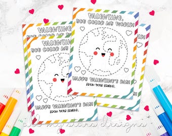 Op de afbeelding: Twee printbare Valentijnsdagkaarten met een cartoon-aarde met een vrolijk gezicht. De kaarten hebben een regenboogkleurige gestreepte rand en de tekst "Valentine, jij kleurt mijn wereld!" en "Gelukkige Valentijnsdag! Van je vriend."