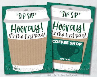 Könnte beinhalten: Eine grüne und weiße Geschenkkarte in Form einer Kaffeetasse mit dem Text "Sip Sip Hooray! It's the first day!" und einer Geschenkkarte für ein Café. Die Geschenkkarte ist nicht im Lieferumfang enthalten.