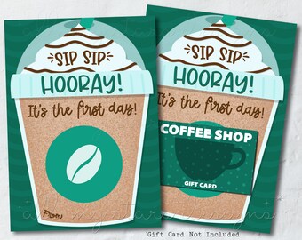 Puede incluir: Una plantilla de tarjeta de regalo imprimible con una taza de café de dibujos animados con el texto "Sip Sip Hooray! It's the first day!" y una tarjeta de regalo de una cafetería. La plantilla está diseñada para una tarjeta de regalo de una cafetería.