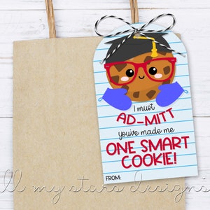 以下が含まれることがあります： 卒業帽と眼鏡をかけた漫画のクッキーが描かれた青と白の印刷可能なギフトタグ。タグのテキストは「認めざるを得ない、あなたは私を賢いクッキーにしてくれた！」です。