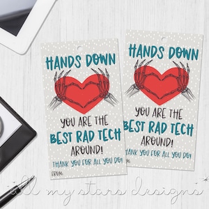 Może przedstawiać: Dwie drukowane etykiety prezentowe z wzorem serca w dłoniach szkieletu. Tekst brzmi "Hands Down You Are The Best Rad Tech Around! Thank You For All You Do!"