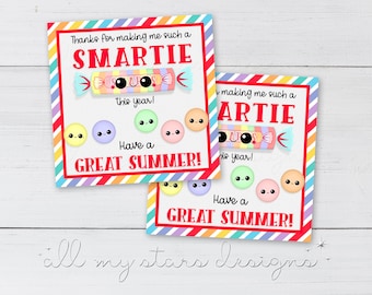 Puede incluir: Dos etiquetas de regalo imprimibles coloridas con rayas de arcoíris y un diseño de caramelo de dibujos animados. El texto en las etiquetas dice "Gracias por hacerme un SMARTIE este año! ¡Que tengas un GRAN VERANO!"