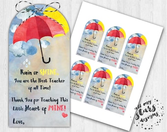 Op de afbeelding: Printbare cadeaulabels voor leerkrachten met een aquarel-illustratie van een rode paraplu, een gele zon en blauwe wolken. De tekst luidt "Regen of zonneschijn, je bent de beste leraar aller tijden! Bedankt voor het lesgeven aan dit kleine hartje van MIJ! Liefs,"
