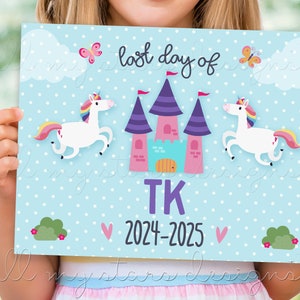 Puede incluir: Un cartel azul y blanco con un unicornio, un castillo y mariposas. El cartel dice "último día de TK 2024-2025".