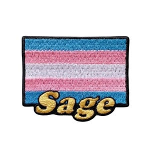 Parche bordado con el nombre de la bandera trans, color salvia.