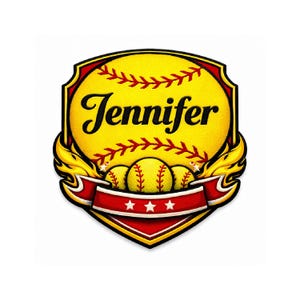 Puede incluir: Un emblema con temática de softbol con un diseño de softbol amarillo, costuras rojas y el nombre "Jennifer" en escritura negra. El emblema tiene un borde rojo y dorado, una pancarta roja con estrellas blancas y tres softboles.