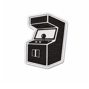 Pode incluir: Patch bordado a preto e branco com uma máquina de arcade retro. O patch tem uma borda branca e inclui um joystick, um ecrã e botões. Perfeito para jogadores e amantes de videojogos vintage.