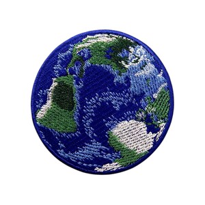 Parche bordado del globo terráqueo con mapa del mundo para planchar. Insignia de viaje.