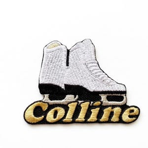 Puede incluir: Parche bordado con patines de hielo blancos con detalles negros. Los patines están sobre una pancarta dorada con el nombre "Colline" bordado en hilo dorado. Ideal para personalizar ropa o accesorios.