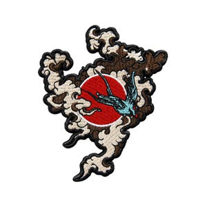Parche bordado de golondrina japonesa, pájaro sol rojo y ola.