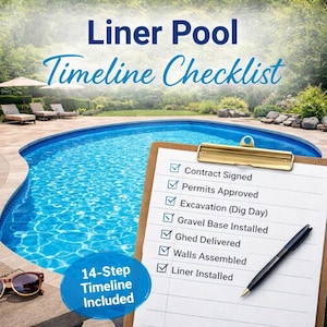 Puede incluir: Una piscina ovalada azul con agua clara en el fondo. Un portapapeles con un clip dorado y una lista de verificación en primer plano. La lista de verificación incluye los pasos para la instalación de una piscina con revestimiento. El texto "Liner Pool Timeline Checklist" está en la parte superior.