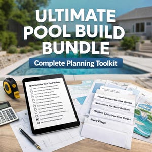 Könnte beinhalten: Bild zur Werbung für ein Poolbau-Toolkit. Der Text lautet "ULTIMATE POOL BUILD BUNDLE" und "Complete Planning Toolkit". Ein Tablet zeigt Fragen für einen Poolbauer, zusammen mit einem Taschenrechner, einem Maßband und Planungsdokumenten.