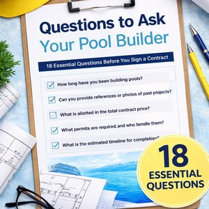 Puede incluir: Un portapapeles con el texto "Preguntas para hacer a su constructor de piscinas" y "18 preguntas esenciales antes de firmar un contrato". La imagen incluye un casco amarillo, planos, bolígrafos, gafas y una cinta métrica.