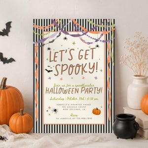Puede incluir: Una tarjeta de invitación rectangular para una fiesta de Halloween con un borde de rayas verticales blancas y negras, serpentinas naranjas y moradas, y pequeñas arañas. El texto dice: Let's Get Spooky! Join us for a spooktacular Halloween Party!