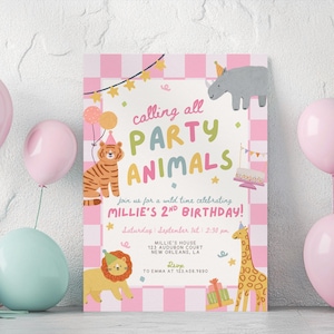 Może przedstawiać: Prostokątne zaproszenie na urodziny z różowo-białą szachownicą na obrzeżach. Tekst brzmi: calling all PARTY ANIMALS join us for a wild time celebrating MILLIE'S 2ND BIRTHDAY! Saturday September 1st 2:30 pm MILLIE'S HOUSE 123 AUDUBON COURT NEW ORLEANS, LA RSVP TO EMMA AT 123.456.7890. Ilustracje przedstawiają tygrysa, nosorożca, lwa i żyrafę w czapkach imprezowych, a także balony, gwiazdki i prezent.