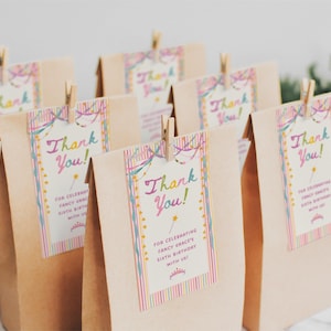 Étiquette cadeau d'anniversaire colorée et fantaisiste pour fille, décoration d'anniversaire pastel, étiquette cadeau à rayures girly, tous âges, modèle Canva modifiable, 250 PS image 2
