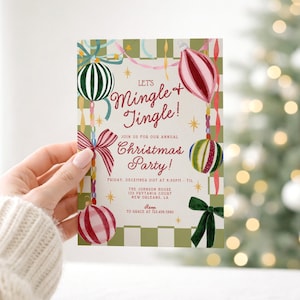 Puede incluir: Una tarjeta de invitación rectangular para una fiesta de Navidad con un fondo de cuadros verdes y blancos, decorada con adornos colgantes coloridos, cintas y estrellas doradas. El texto dice: Let's Mingle & Jingle! Join us for our annual Christmas Party!