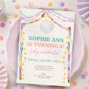Puede incluir: Una tarjeta de invitación rectangular con una ilustración de bola de discoteca, guirnaldas de cadenas de papel de colores y estrellas. El texto dice: SOPHIE ANN IS TURNING 5! Let's celebrate! Saturday / July 20th / 2:30 pm, SOPHIE'S HOUSE 123 MARIGOLD COURT NEW ORLEANS, LA, RSVP TO SOPHIE'S MOM AT 123-456-7890.