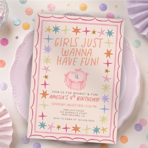 Pode incluir: Um convite de aniversário retangular com uma borda rosa festonada e ícones de estrelas coloridas. O texto diz: GIRLS JUST WANNA HAVE FUN! JOIN US FOR WHIMSY & FUN! AMELIA'S 4TH BIRTHDAY! SATURDAY 1 AUGUST 19TH 2:30 PM AMELIA'S HOUSE 123 MAGNOLIA.