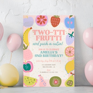Può includere: Un biglietto d'invito rettangolare per compleanno con un bordo a righe rosa chiaro e illustrazioni di frutta colorata, tra cui banane, fragole e agrumi. Il testo recita: TWO-TTI FRUTTI and such a cutie! JOIN US TO CELEBRATE AMELIA'S 2ND BIRTHDAY!