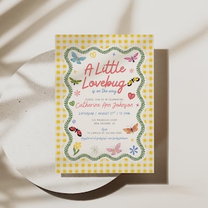 Puede incluir: Una tarjeta de invitación rectangular para baby shower con un borde de cuadros vichy amarillo y blanco. El centro presenta el texto A Little Lovebug is on the way, Catherine Ann Johnson, y detalles del evento, rodeado de mariposas y flores.