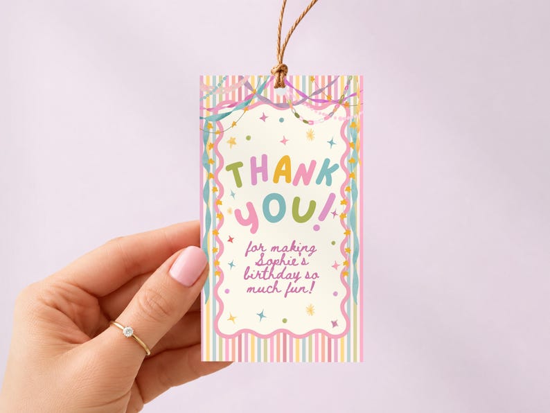 Étiquette cadeau d'anniversaire colorée et fantaisiste pour fille, décoration d'anniversaire pastel, étiquette cadeau à rayures girly, tous âges, modèle Canva modifiable, 250 PS image 1