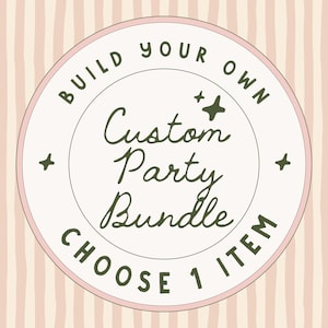 Puede incluir: Un gráfico circular con fondo rosa claro y rayas verticales blancas. El centro contiene el texto en verde oscuro "BUILD YOUR OWN", "Custom Party Bundle" y "CHOOSE 1 ITEM" junto con dos pequeños iconos de estrellas verdes.