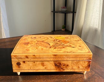 Vintage 1960s hellbraune florale Musik Schmuckschatulle aus Holz, hergestellt in Italien