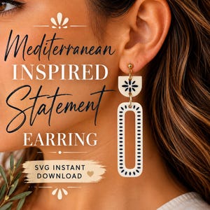 Puede incluir: Un pendiente colgante que presenta una pieza superior semicircular blanca con un patrón floral azul oscuro y una pieza inferior rectangular blanca larga con un borde punteado azul oscuro. El texto dice Mediterranean INSPIRED Statement EARRING SVG INSTANT DOWNLOAD.