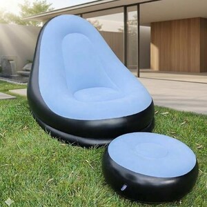 Puede incluir: Un conjunto de sill&oacute;n y reposapi&eacute;s inflables. El sill&oacute;n es azul claro con una base negra, y el reposapi&eacute;s es azul claro y negro a juego. El conjunto est&aacute; dise&ntilde;ado para uso en exteriores y se coloca sobre una zona de c&eacute;sped.