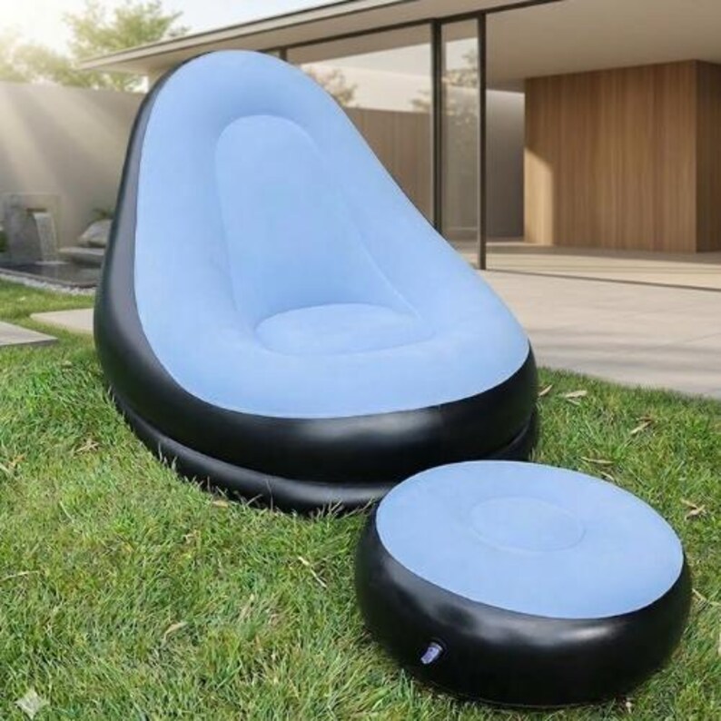 Puede incluir: Un conjunto de sill&oacute;n y reposapi&eacute;s inflables. El sill&oacute;n es azul claro con una base negra, y el reposapi&eacute;s es azul claro y negro a juego. El conjunto est&aacute; dise&ntilde;ado para uso en exteriores y se coloca sobre una zona de c&eacute;sped.
