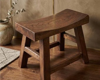 Taburete de madera maciza, banco rústico de madera, asiento pequeño de estilo granja, taburete auxiliar grueso con respaldo curvo para entrada, baño o cocina.