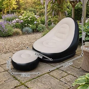 Puede incluir: Un conjunto inflable de silla y reposapi&eacute;s para exteriores. La silla es beige con ribete negro y mide 116 cm de largo, 88 cm de ancho y 85 cm de alto. El reposapi&eacute;s mide 55 cm de ancho y 29 cm de alto.