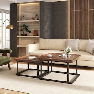 Può includere: Un set di tre tazze in ceramica con finitura opaca e macchiettata. Le tazze sono nei toni del crema, marrone chiaro e marrone scuro. Ogni tazza ha un design semplice e minimalista e un manico arrotondato.