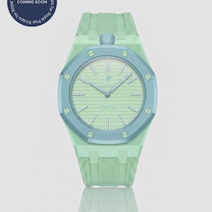 Könnte beinhalten: Eine mintgrüne und hellblaue Uhr mit strukturiertem Zifferblatt und Armband. Das Zifferblatt zeigt den Text "AP swatch Royal Pop". Eine kreisförmige Grafik oben links zeigt "Royal Pop Straps for Royal Pop" und "COMING SOON".