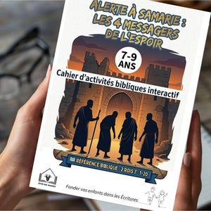 Puede incluir: Un libro titulado "ALERTE À SAMARIE: LES 4 MESSAGERS DE L'ESPOIR" se sostiene en las manos de una persona. La portada presenta una ilustración de figuras frente a un castillo. El texto incluye "7-9 ANS" y "Cahier d'activités bibliques interactif".