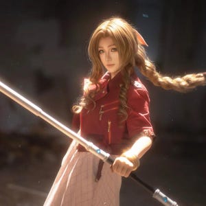 Könnte beinhalten: Eine Person in einem Cosplay-Outfit, trägt eine rote Jacke mit goldenen Reißverschlüssen, einen rosa Rock und eine lange, geflochtene Frisur. Sie hält eine silberne und schwarze Requisitenwaffe. Der Hintergrund ist dunkel und verschwommen.