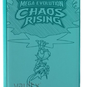 Peut inclure: Classeur de cartes de couleur turquoise avec le texte "MEGA EVOLUTION CHAOS RISING" et une illustration de dessin animé. Le classeur a une fermeture éclair et la marque "Vault X" est visible.